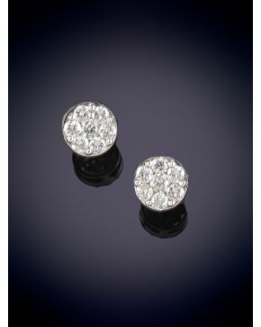 711-ELEGANTES PENDIENTES ROSETÓN CON SIETE BRILLANTES EN CADA UNO sobre una montura de oro blanco de 18K. Peso total de los brillantes: 1ct.