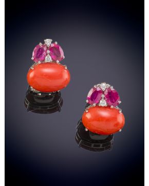 71-ORIGINALES PENDIENTES CABUJON DE CORAL ROJO MEDITERRÁNEO CORONADOS POR RUBÍES Y BRILLANTES. Sobre una montura de oro blanco de 18k. Peso total de los rubíes: 2,52ct. aprox. 