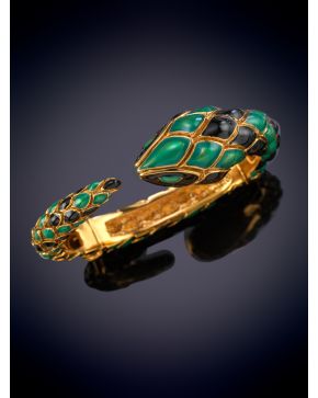 744-ROBERTO CAVALLI. CONJUNTO DE DOS PULSERAS Y COLGANTE SERPIENTE EN ESMALTE VERDE Y AZUL SOBRE METAL DORADO.