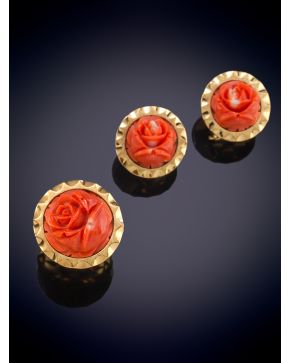 76-CONJUNTO DE FLORES DE CORAL ROJO COMPUESTO POR PENDIENTES Y SORTIJA con montura en oro amarillo de 18K.