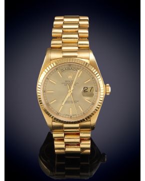 778-ROLEX OYSTER PERPETUAL DAY-DATE. CAJA Y BRAZALETE EN ORO AMARILLO DE 18K. MOVIMIENTO AUTOMÁTICO. Esfera dorada con numeración a trazos aplicados en oro al igual que las agujas. Ventana calendario 