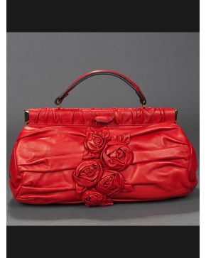 806-VALENTINO Bolso en piel roja con flores y asa corta.