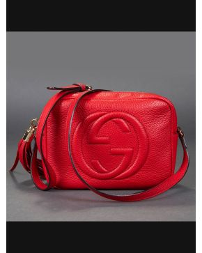 808-GUCCI "SOHO" Bolso en piel rojo con bordado de insignia en el frente.