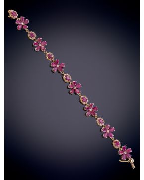 80-ELEGANTE PULSERA CON DISEÑO FLORAL CON RUBÍES Y BRILLANTES sobre una montura de oro rosa de 9K. 