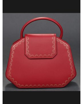 811-GUIRLANDE DE CARTIER  Bolso de mano tamaño mini en forma geométrica en cuero rojo Cartier con el borde decorado con guirnaldas en dorado estilándose como un estuche de joya. 	