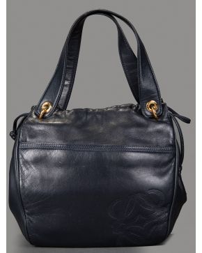 820-LOEWE Bolso en piel negro con asas cortas.