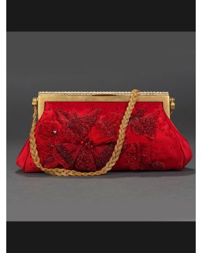 848-VALENTINO Bolso de seda roja con decoración en flores y pedrería con asa en cadena dorada trenzada.