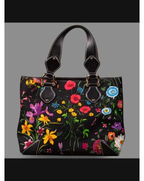 864-GUCCI Bolso en piel negra con estampado floral.