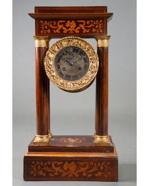 925-Reloj de pórtico francés Luis Felipe, mediados del siglo XIX. Con decoración en marquetería. Con péndulo. Algún desperfecto en la maquinaria.