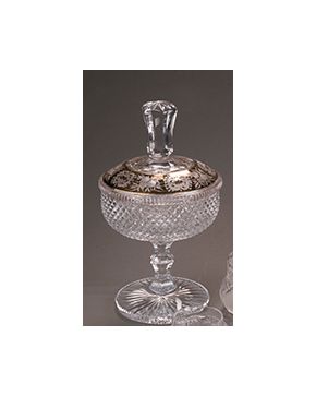 2431-Bombonera en forma de copa en cristal de Bohemia tallado a rueda y grabado con decoración de tornapuntas y flores sobre fondo dorado en la tapa y cuerpo con decoración de punta de diamante.