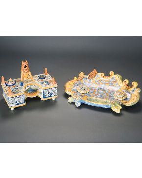 2264-Escribanía en cerámica esmaltada de Talavera-Niveiro con original figura central de león de remate y pináculos en las esquinas. Falta una tapa. Con desperfectos. Con marcas.