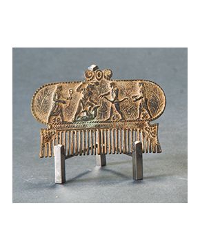 2611-Reproducción de antiguo peine en bronce etrusco con escenas en relieve. 