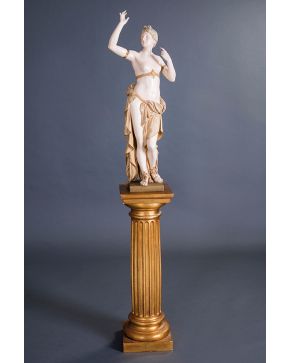 2198-Diana saliendo del baño, gran escultura en porcelana esmaltada en tonos crema y dorado de Royal Dux Bohemia, c.1910. Gran figura alegórica de  pie semi desnuda de formas sinuosas. Con marca. Pequeña falta (dedo). Sobre peana en madera.