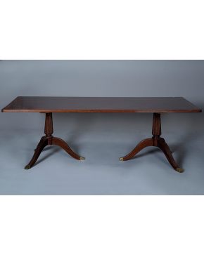 2093-Mesa de comedor estilo inglés en madera tallada con doble pata trípode. Filo de marquetería en la tapa. 