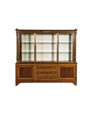 2175-Vitrina estilo neoclásico en madera tallada con decoración de filos en marquetería de maderas frutales. Parte superior acristalada dividida en tres alturas, e inferior con doble puerta y cajoneras centrales. Aplicaciones en bronce dorado. 