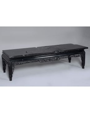 2552-Mesa de centro rectangular china en madera lacada en negro con faldones calados y tapa en mármol, con desperfectos. 