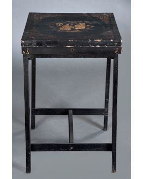 2371-Caja porta mantones en madera lacada en negro, con patas. China, s. XIX.