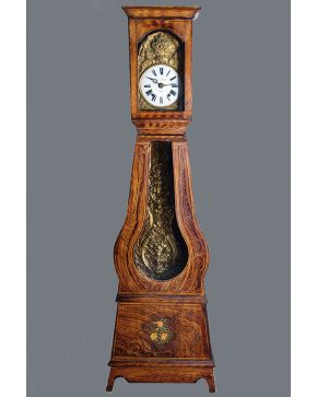 2236-Reloj de antesala en madera con péndulo y caja de reloj en latón profusamente cincelado con decoración de flores. España, c. 1900. Firmado en la esfera: "Enrique PEREZ- Vigo".