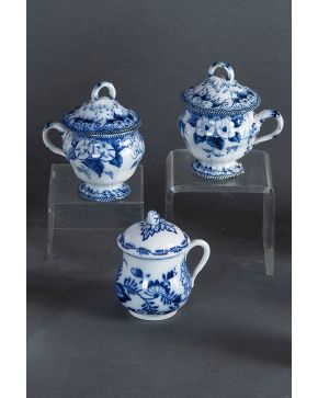 2108-Lote de tres recipientes con tapa y decoración blanca y azul, uno en porcelana inglesa de Cauldon y pareja en loza centroeuropea, c. 1900.