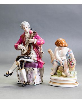 2064-Pareja de porcelanas centroeuropeas esmaltadas, principios s. XX. 