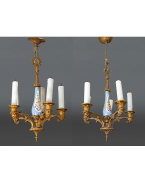 2614-Pareja de lámparas de techo de cuatro luces en bronce dorado y porcelana esmaltada con flores en las reservas. 