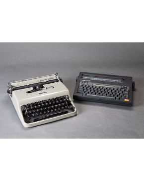 2327-Lote de dos máquinas de escribir, Hispano Olivetti y Canon S-60.