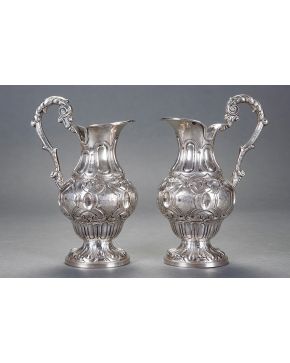 754-Pareja de jarras en plata española punzonada con marcas de López, siguiendo modelos renacentistas. Decoración recortada y de flores grabadas con contario de perlas en la base. 