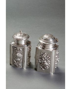 846-Lote de dos cajitas de té en plata española punzonada una con marcas de Sanz, la segunda de Matilde Espuñes. Decoración cincelada y relevada de motivos florales, y con angelitos y copas con frutas y aves respectivamente. Interior sobredorado.