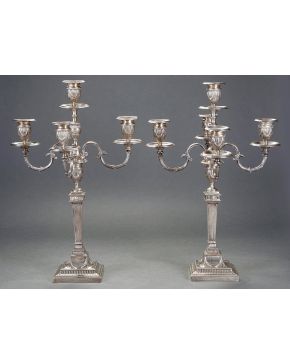 520-Pareja de candelabros de 5 luces convertibles en candelero en plata inglesa punzonada con marcas de Sheffield, artífice Hawksworth, Eyre & Co Ltd. registrado entre 1894 y 1931.