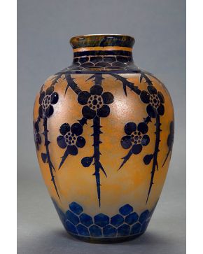 802-Jarrón Art Nouveau c. 1920. En vidrio tallado al camafeo, al estilo de Gallé con flores y espinos en azul cobalto sobre fondo ambarino.