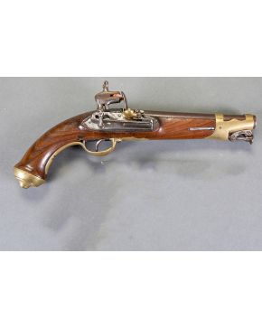 1003-PISTOLA PARA TROPA DEL REAL CUERPO DE GUARDIAS DEL REY. Fabricada hacia 1820. Longitud total: 37 cm, calibre: 18 mm. Sobre la recámara del cañón lleva el punzón en oro M/ZULU/AGA, del célebre armero Ramón Zuloaga, que fue Maestro Examinador. Sob