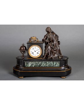 891-Reloj francés, c. 1870. En mármol negro belga y verde veteado con la figura de Jean d'Alembert en bronce pavonado.