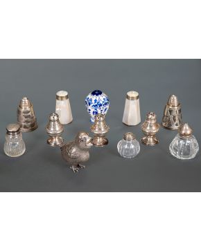 515-Colección de 12 saleritos en cristal, plata, porcelana y nácar. Algunos de ellos pareja. Con marcas. Destaca uno original en forma de ave. 