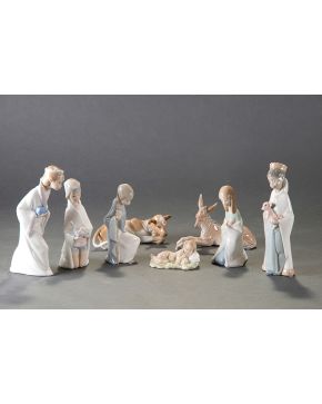 943-LLADRÓ. "Nacimiento" Compuesto por 8 piezas en porcelana. Con marcas. 