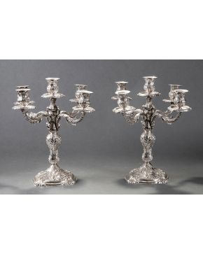 867-Pareja de candelabros de cinco luces en plata española punzonada con profusa decoración vegetal relevada. 