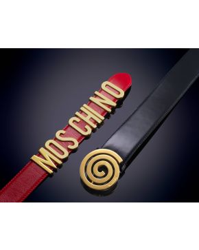 1026-MOSCHINO LOTE DE DOS CINTURONES.