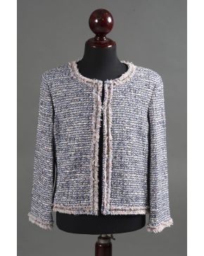 1042-CAROLINA HERRERA CHAQUETA TWEED TONOS AZUL Y ROSA, TALLA 14.