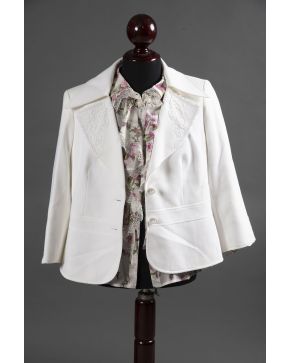 1045-ESCADA TRAJE CHAQUETA CON FALDA EN BLANCO CON REMATES DE HILO Y CAMISA DE FLORES. TALLA 44.