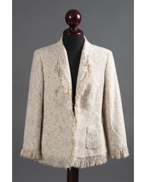 1046-ESCADA TRAJE DE CHAQUETA CON FALDA EN TONO BEIGE TALLA 44.