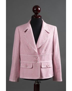 1047-ESCADA TRAJE DE CHAQUETA Y FALDA, ESTILO TWEED, EN TONO ROSA Y BLANCO. TALLA 46.