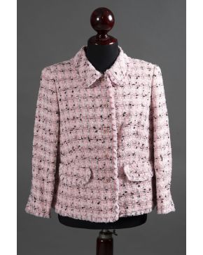 1050-ESCADA TRAJE CHAQUETA EN TWEED ROSA Y NEGRO. TALLA 44.