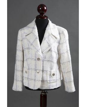 1051-ESCADA CHAQUETA TWEED EN BLANCO EN LANA. TALLA 44.