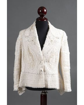 1053-ESCADA CHAQUETA DE FIESTA EN TONOS CREMA CON PEDRERÍA Y BORDADOS. TALLA 42.