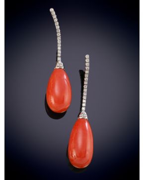 129-ELEGANTES PENDIENTES DE LÁGRIMA DE CORAL ROJO DEL MEDITERRÁNEO QUE PENDEN DE UNA RIVIERE DE BRILLANTES DE 0,54CT sobre una montura en oro blanco d