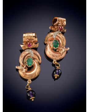 152-ELEGANTES PENDIENTES ESTILO ISABELINO DECORADOS POR AMATISTAS, ESMERALDAS, RUBÍES Y BRILLANTES sobre una montura en oro rosa de 9K.