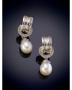 166-BELLOS PENDIENTES A MODO DE ESTRIBO CON UNA PERLA COLGANTE DECORADOS POR BRILLANTES sobre una montura en oro blanco de 18K. 