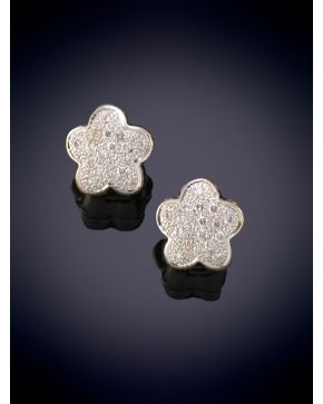 175-BELLOS PENDIENTES EN FORMA DE ESTRELLA CUAJADOS DE BRILLANTES sobre una montura en oro blanco de 18K.  