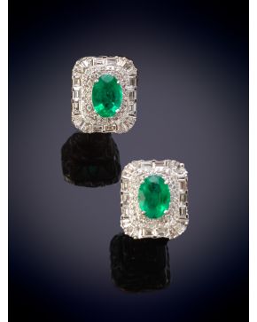 201-ELEGANTES PENDIENTES CON CENTRO DE ESMERALDA ORLADO POR DIAMANTES BAGUETTE Y BRILLANTE sobre una montura en oro blanco de 18K.