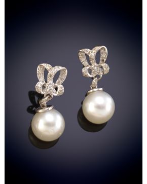 207-ELEGANTES PENDIENTES DE PERLAS CULTIVADAS QUE PENDEN DE UNA FLOR DE BRILLANTES sobre una montura en oro blanco de 18K. 