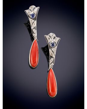 209-ELEGANTES PENDIENTES ESTILO ART DECÓ CON UNAS LÁGRIMAS DE CORAL ROJO DEL MEDITERRÁNEO QUE PENDEN DE UNA MONTURA CALADA Y DECORADA POR BRILLANTES Y